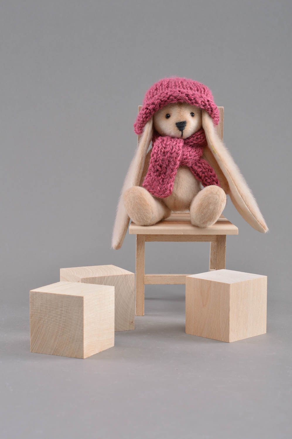 Interieur Kuscheltier Hase mit Mütze und Schal handmade Spielzeug für Kinder foto 1