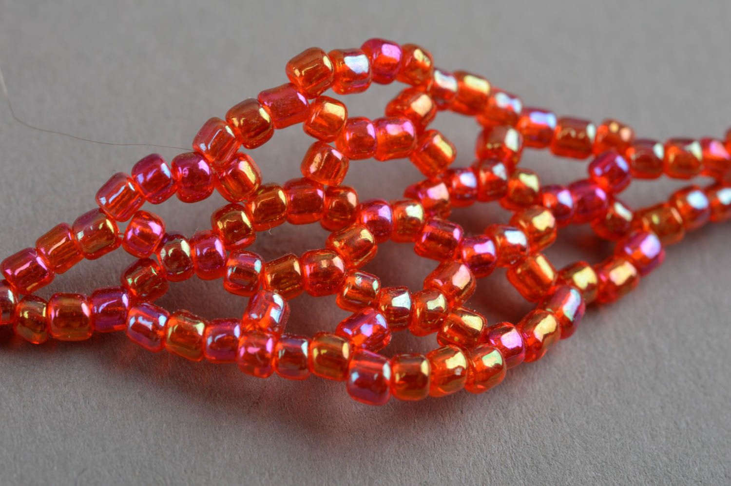 Boucles d'oreilles en perles de rocailles faites main rouges pendantes losanges photo 5