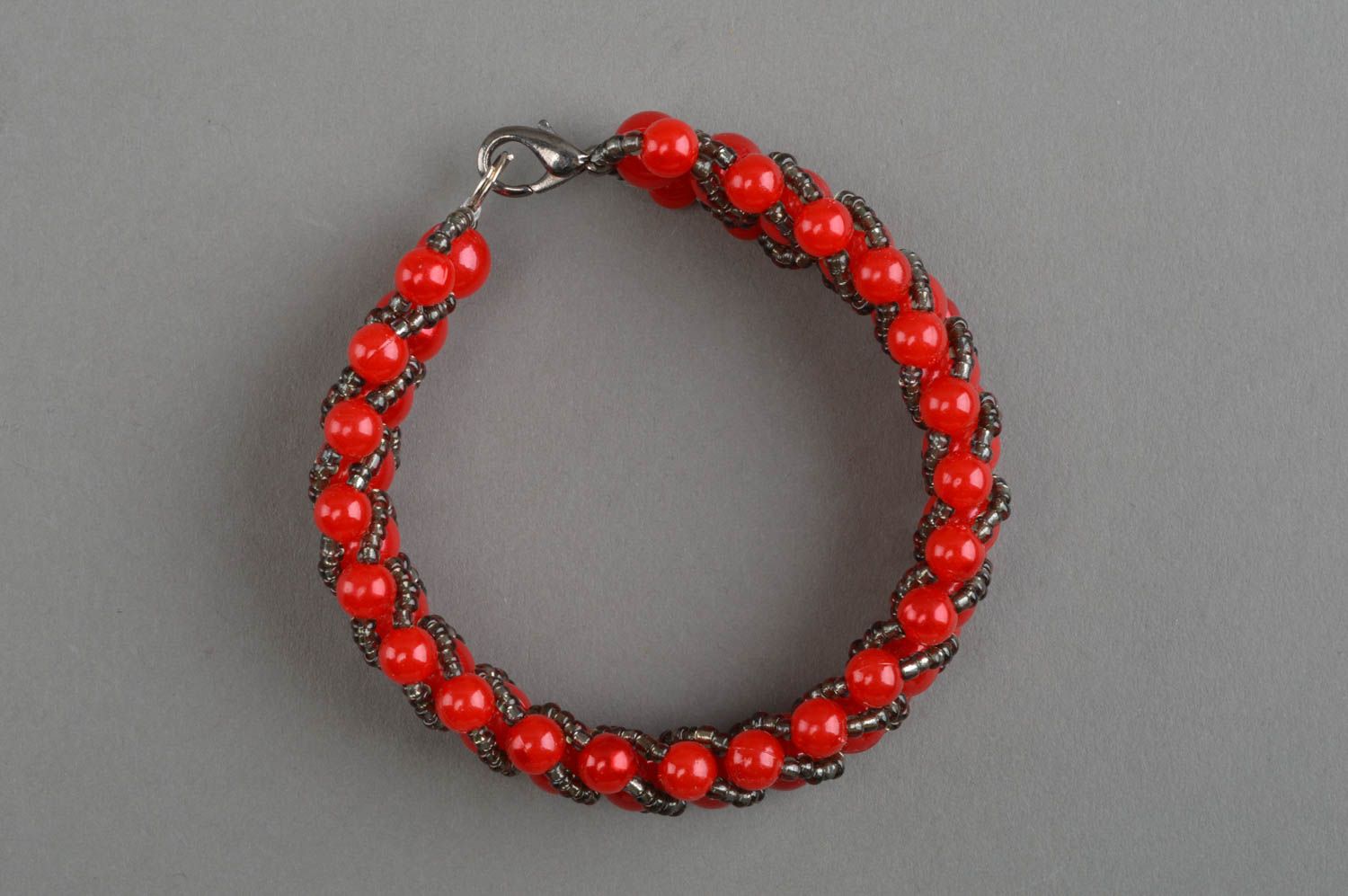 Schönes originelles rotes handgemachtes Armband aus Glasperlen Drosselbeeren foto 2