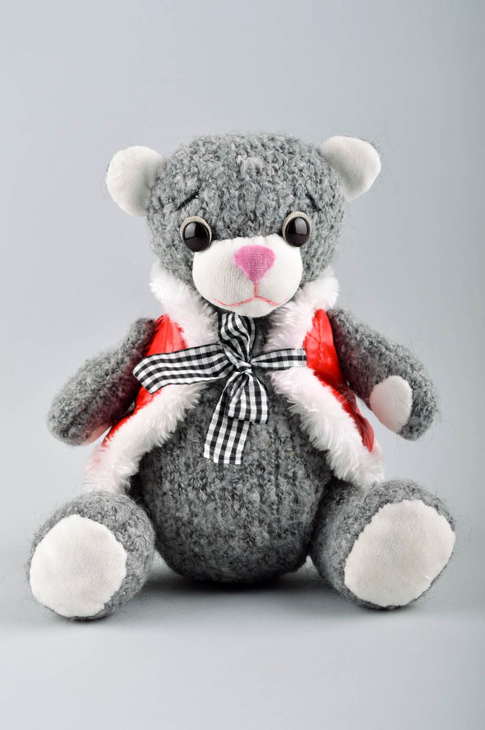 Jouet ours gris Peluche faite main textile en gilet rouge Cadeau pour enfant photo 1