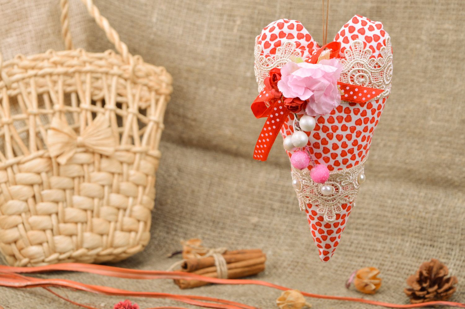 Jolie suspension décorative coeur rouge en coton et dentelle faite main photo 1