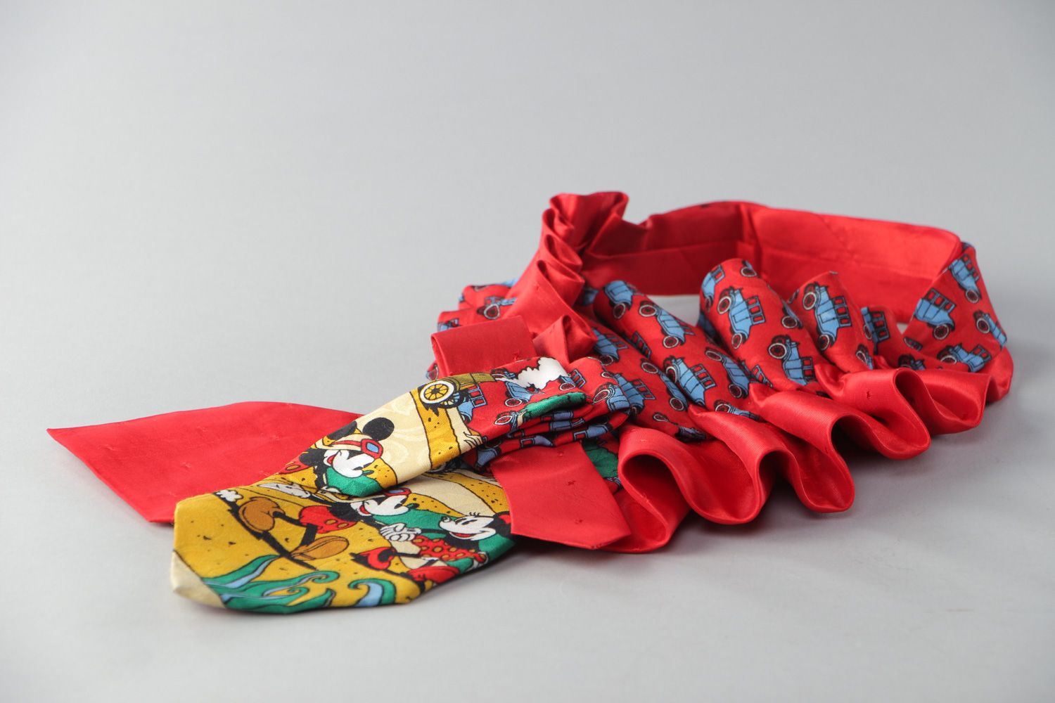 Модное колье из мужских галстуков из шелка и атласа красное фото 3
