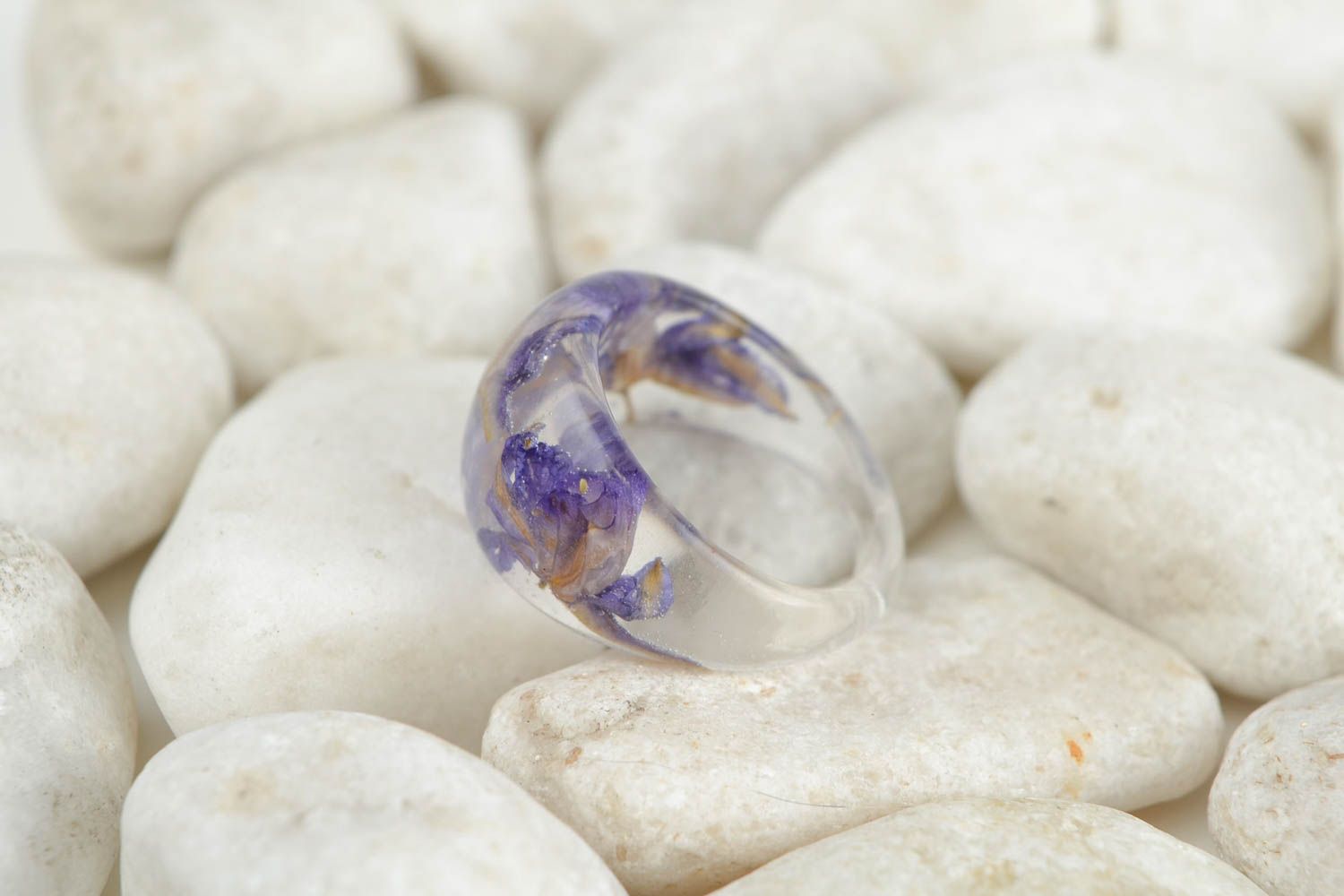 Кольцо ручной работы кольцо из эпоксидной смолы кольцо с цветами фиолетовое фото 1