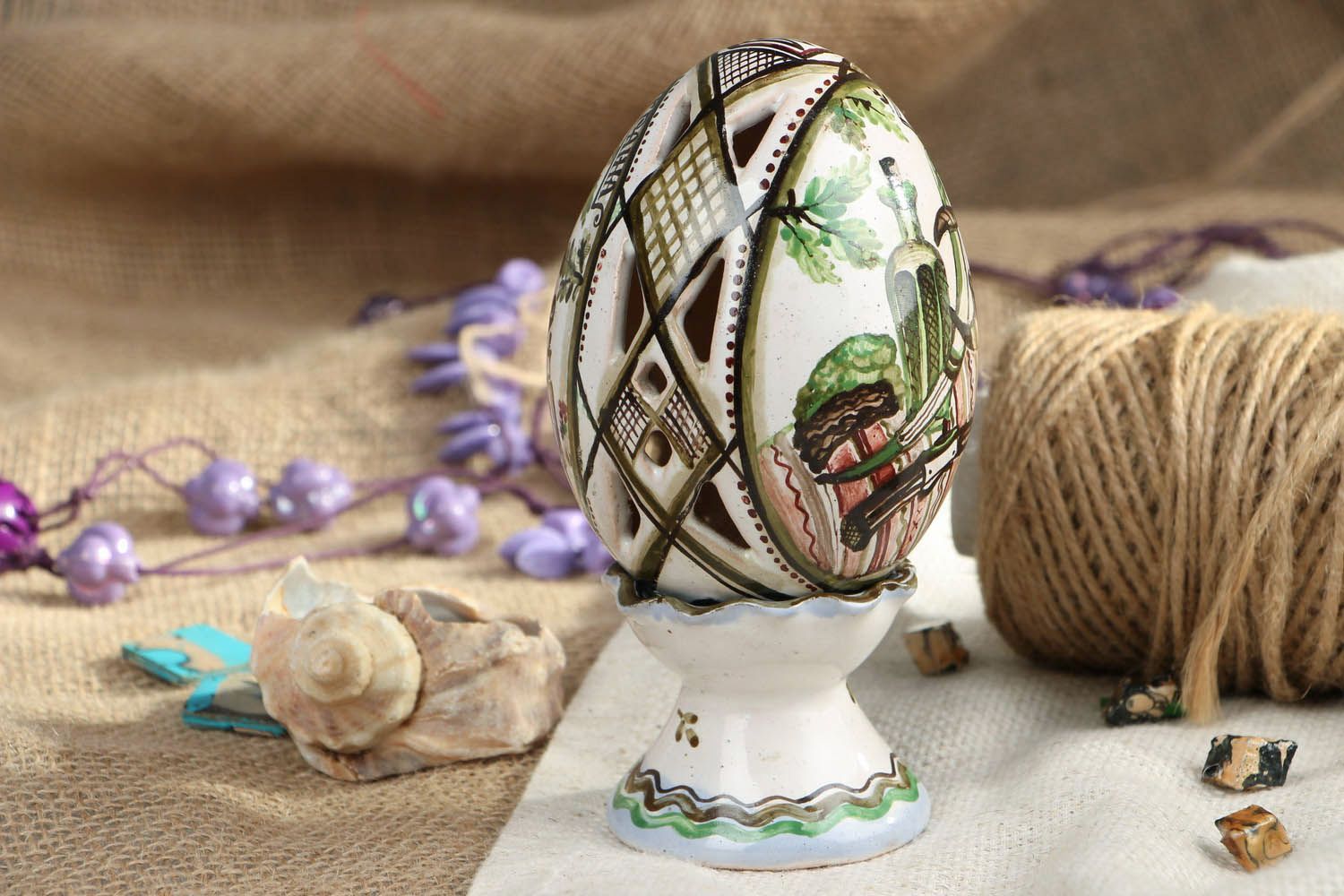 Ovo de cerâmica em um suporte foto 5