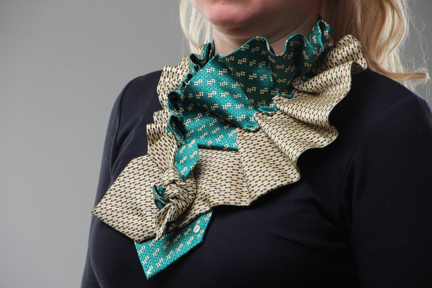 Dekoratives elegantes grünes handgemachtes Krawatten Collier aus Stoff für Frauen foto 5