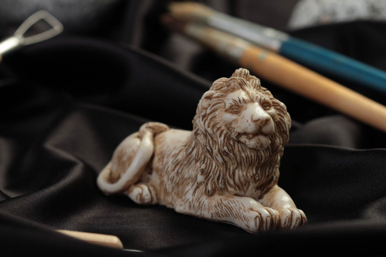 Миниатюрная статуэтка из полимерной смолы в виде лежащего льва ручной работы фото 1