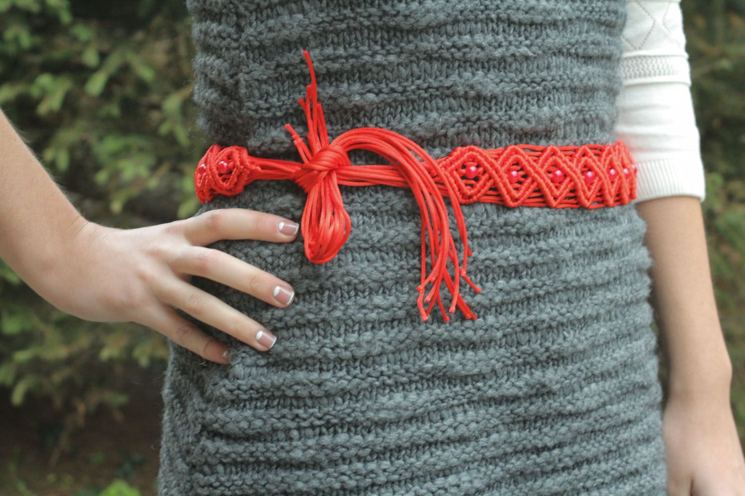 Cintura da donna intrecciata fatta a mano cinghia di fili bella in colore rosso
 foto 1