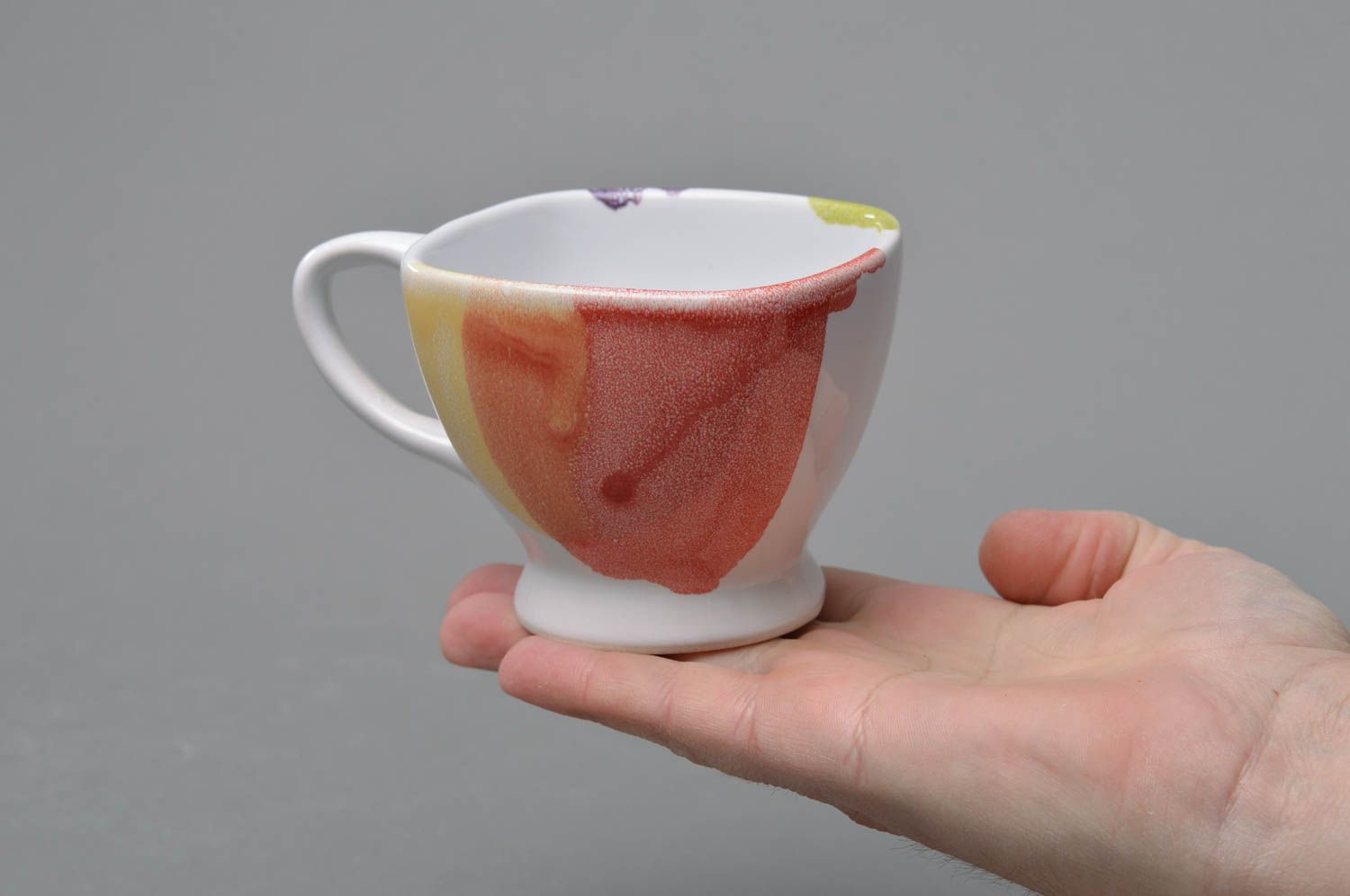 Originelle kleine weiße handgemachte Tasse aus Porzellan mit Glasur Bemalung foto 4