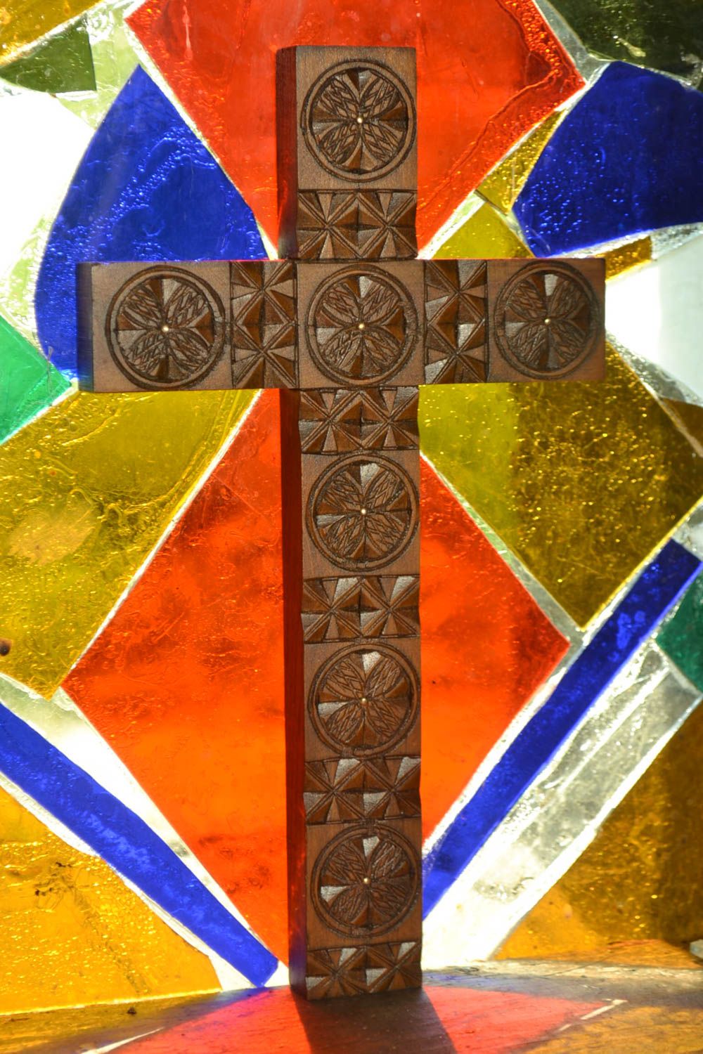 Croix en bois fait main Objet religieux design mural Déco maison avec motifs photo 1