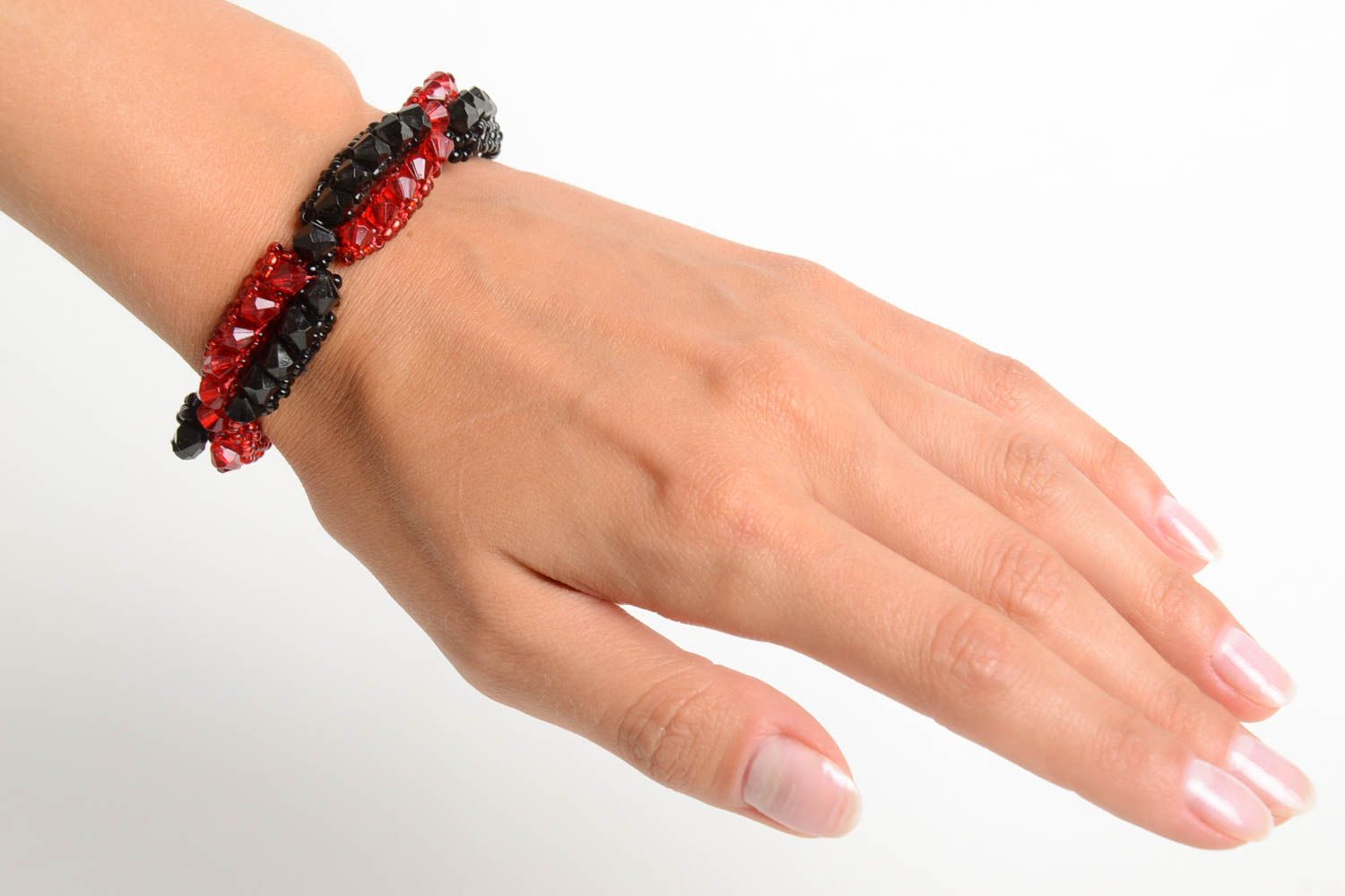 Bracelet en perles de rocaille Bijou fait main rouge-noir Cadeau femme photo 2