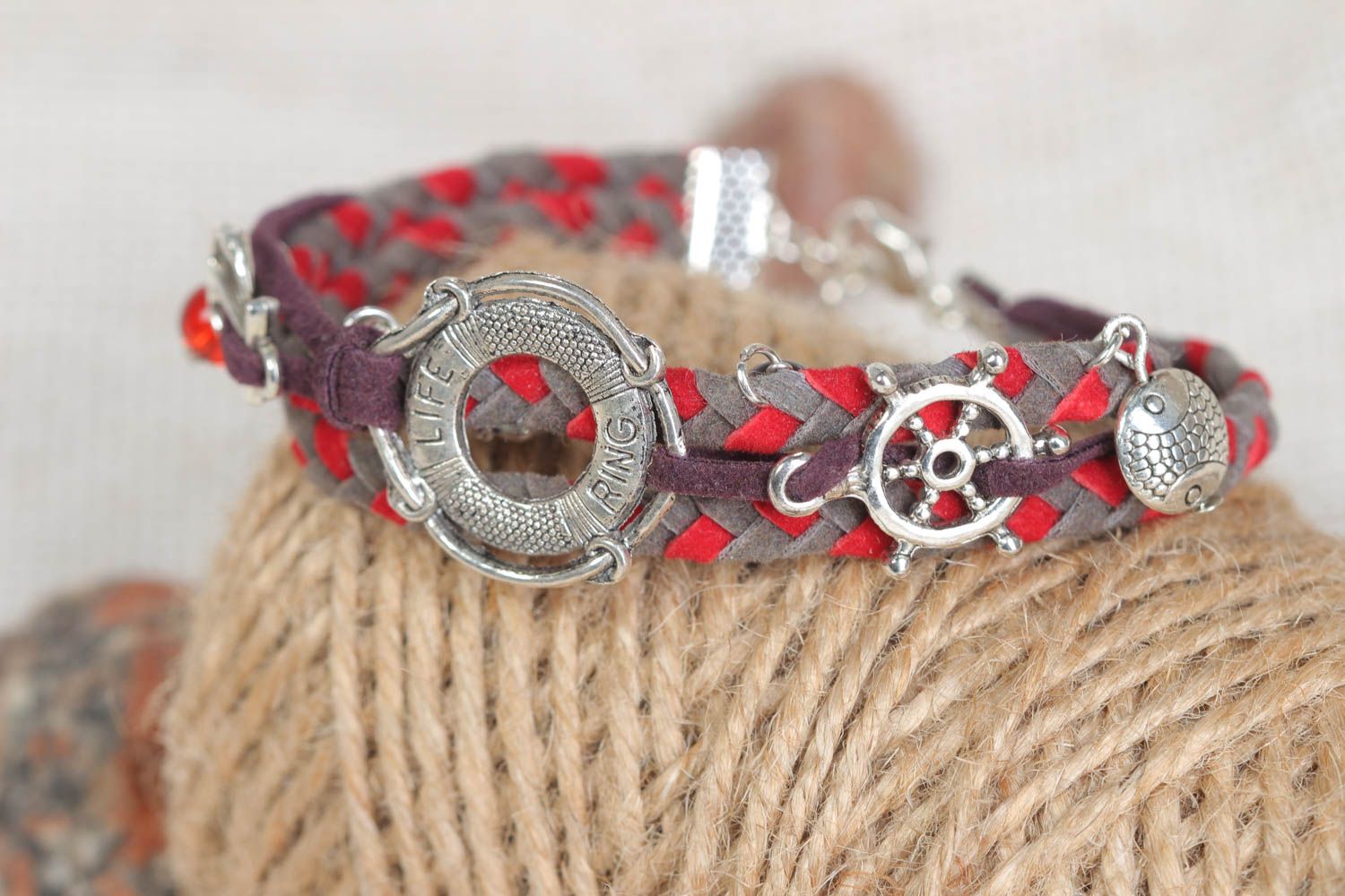 Bracelet en cuir tressé fin rouge-gris avec éléments métalliques fait main photo 1