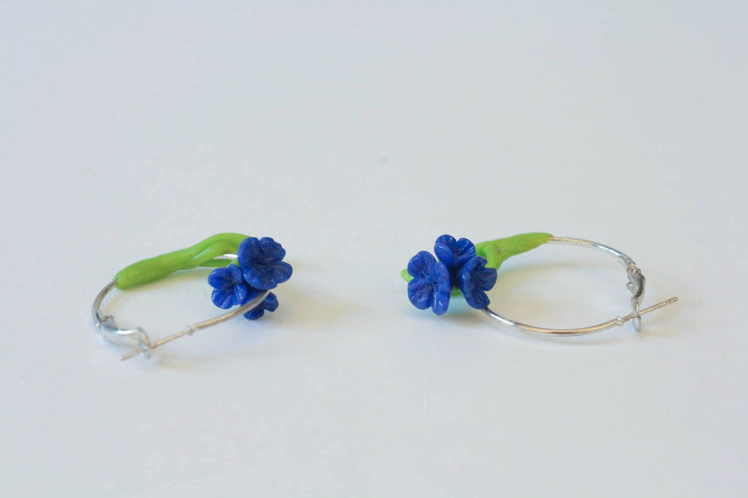 Blaue Ohrringe mit Blumen aus Polymerton foto 4