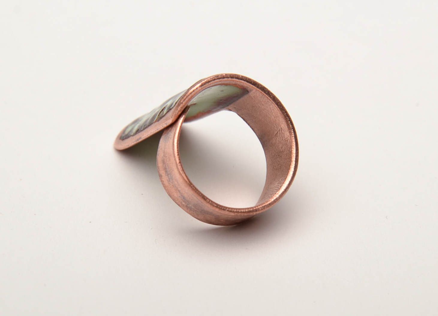 Медное кольцо с цветными эмалями незамкнутое фото 3