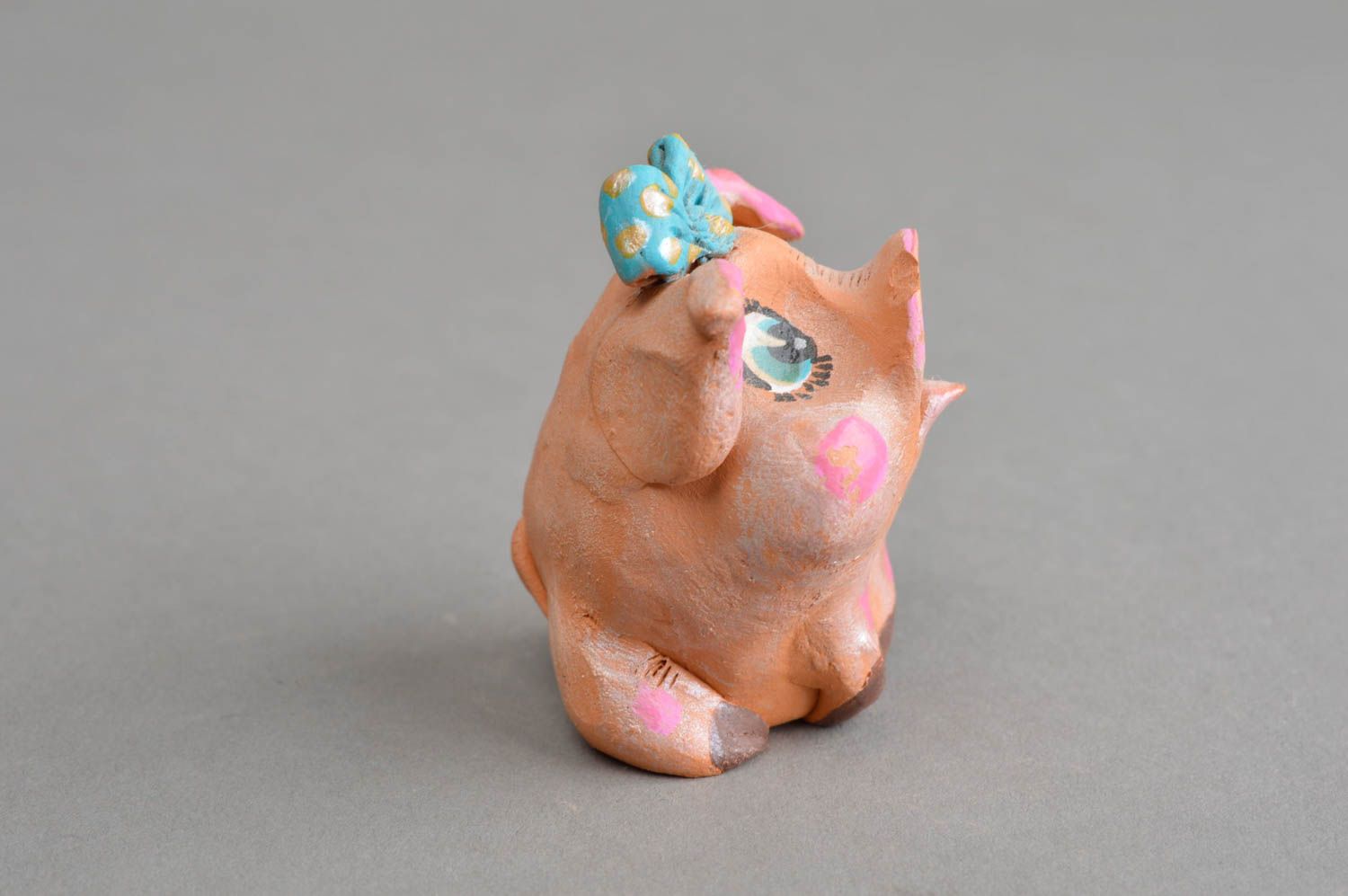Handmade Statuette aus Ton Souvenir Schwein mit blauer Schleife schön grell foto 4
