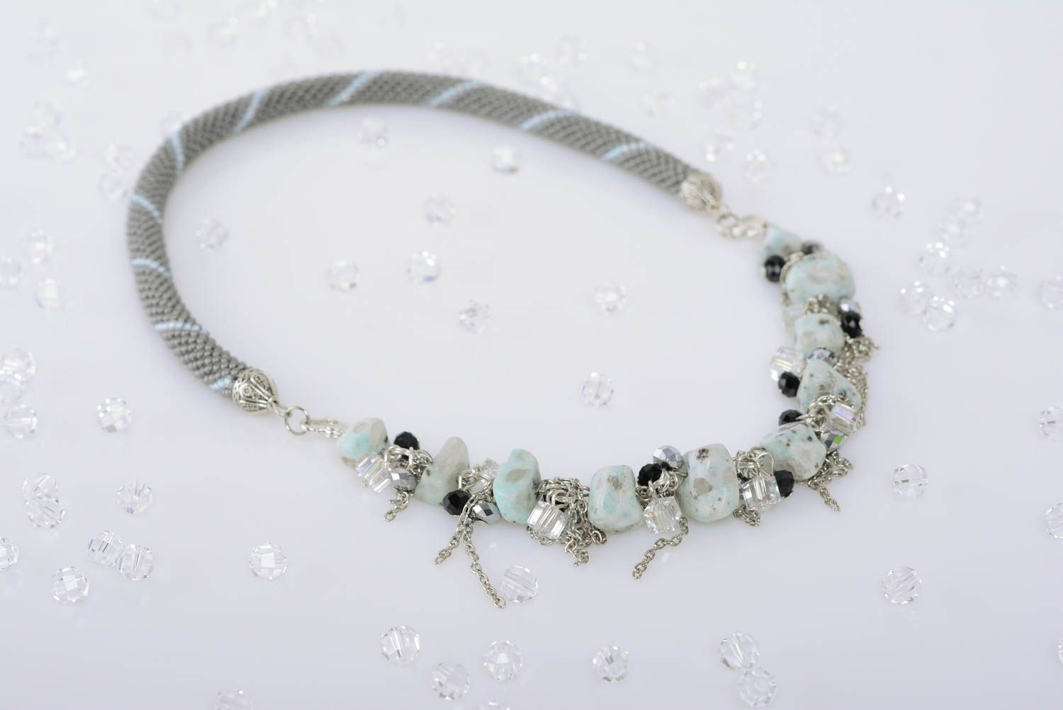 Ожерелье из бисера серое с пластиковыми бусинами и цепочками стильное хэнд мейд фото 1