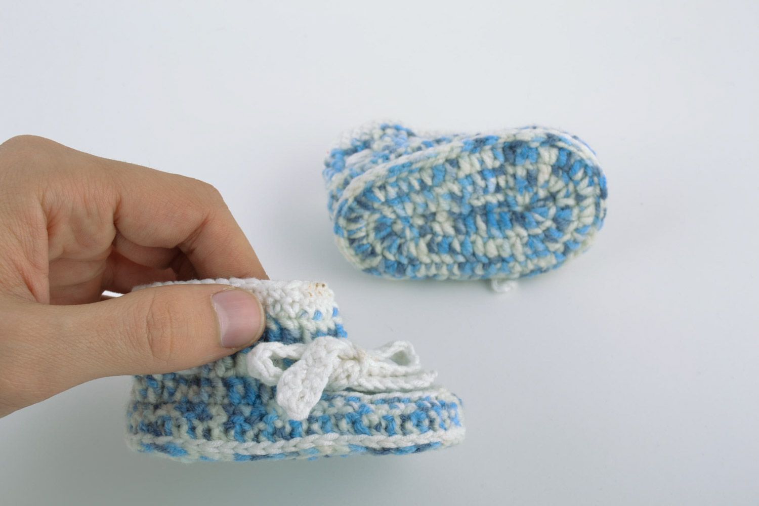 Schöne handmade gehäkelte Babyschuhe aus Wolle mit Schnüren blau weiß foto 4