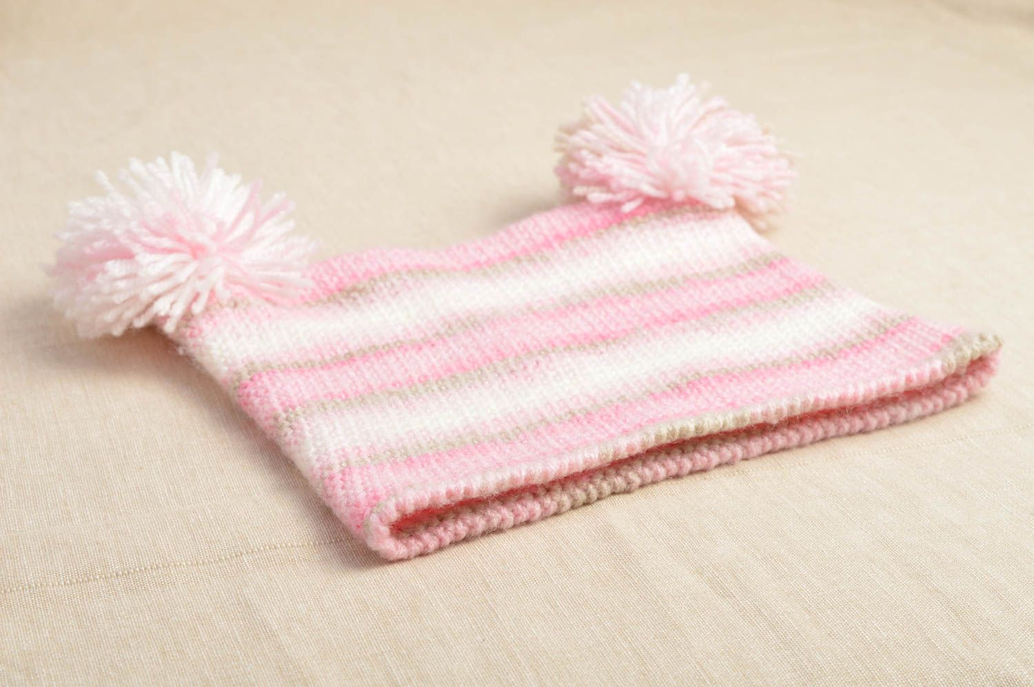Bonnet tricot fait main Chapeau au crochet Vêtement enfant avec deux pompons photo 1