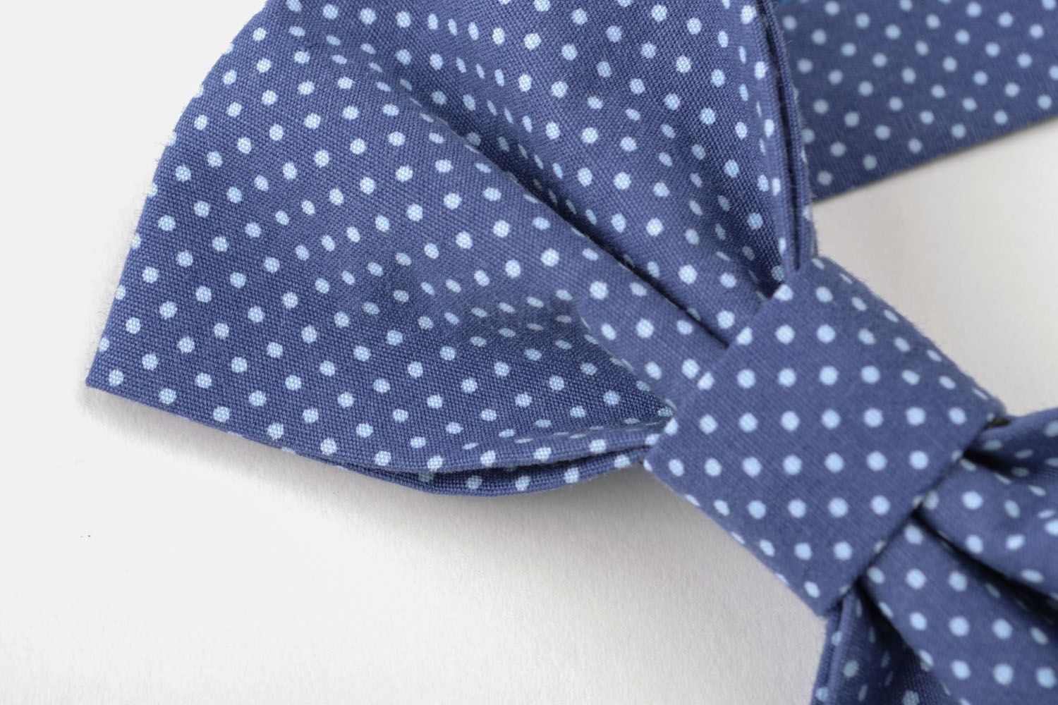 Bow tie with polka dots print photo 4
