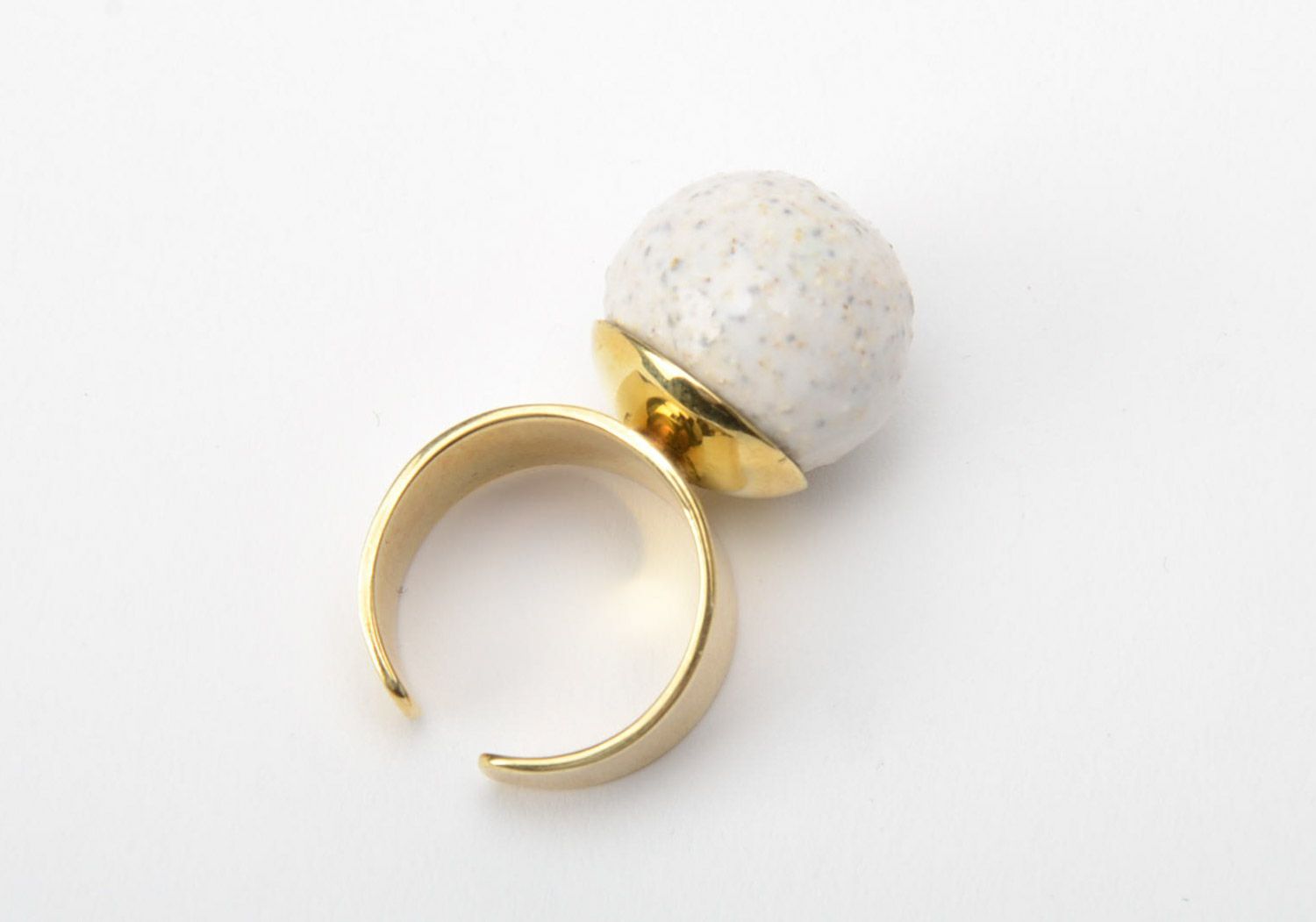 Voluminöser weißer metallischer Ring mit Verzierung aus Fayence für Frauen foto 4