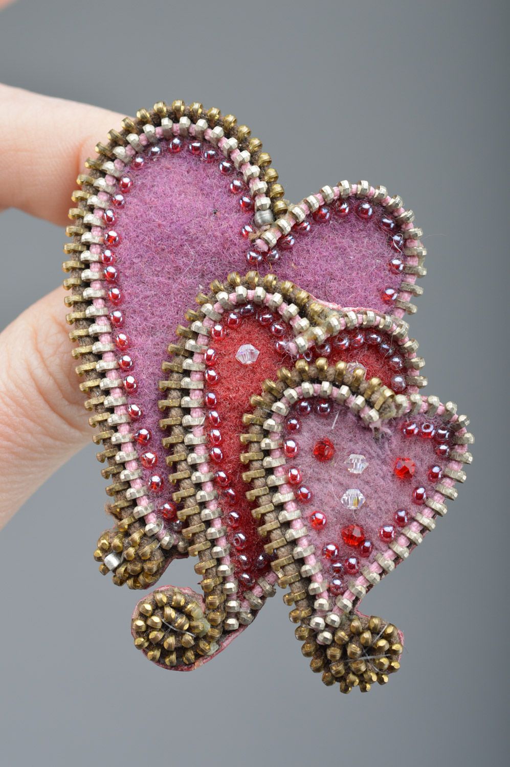 Broche artesanal de cachemira con cremalleras de metal rosado Corazones foto 3