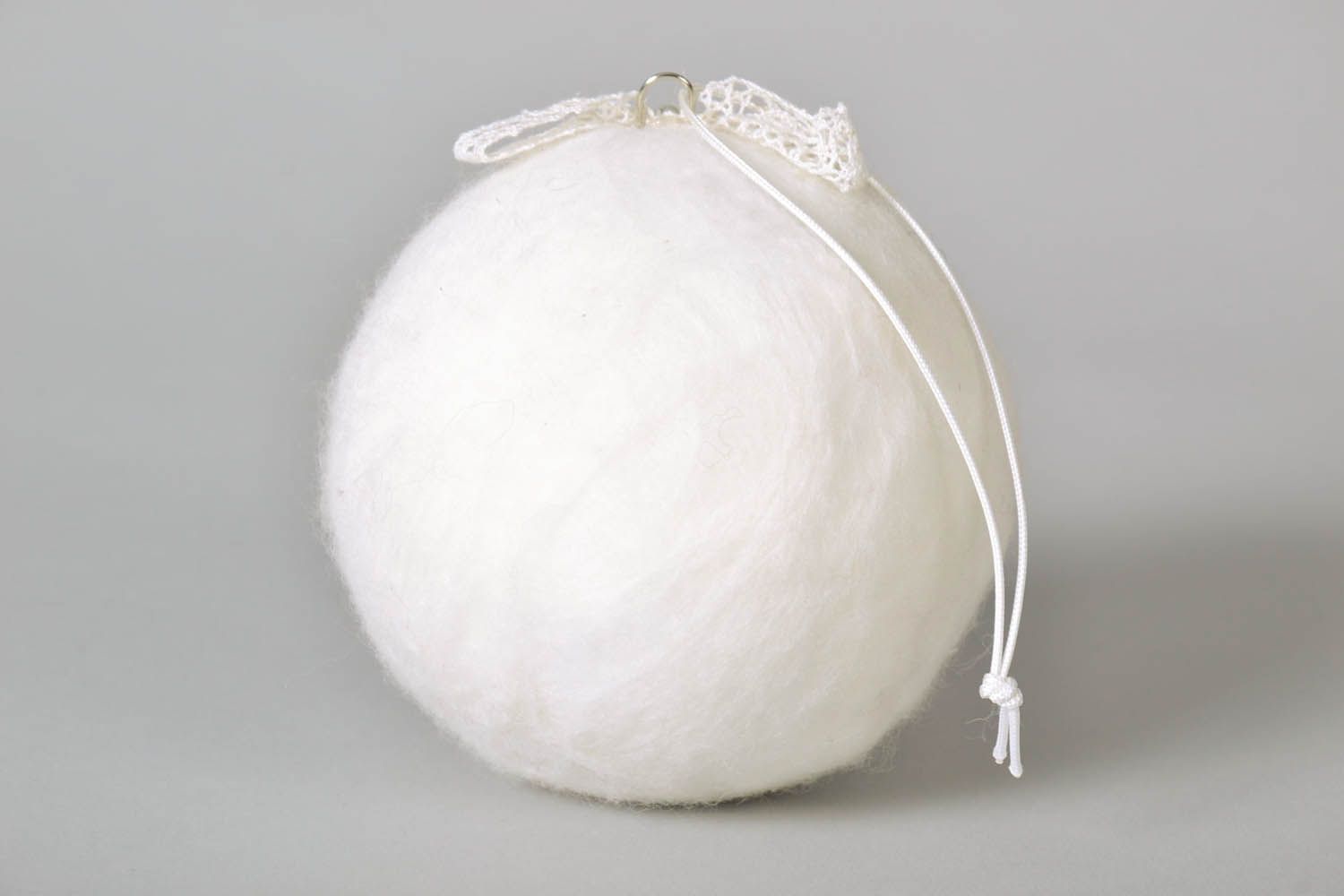 Boule de Noël blanche en laine faite à la main photo 4