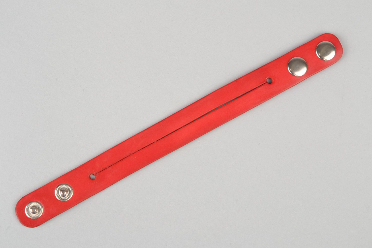 Handgemachtes Armband aus Leder doppelt schön rot mit Knöpfen künstlerisch  foto 5