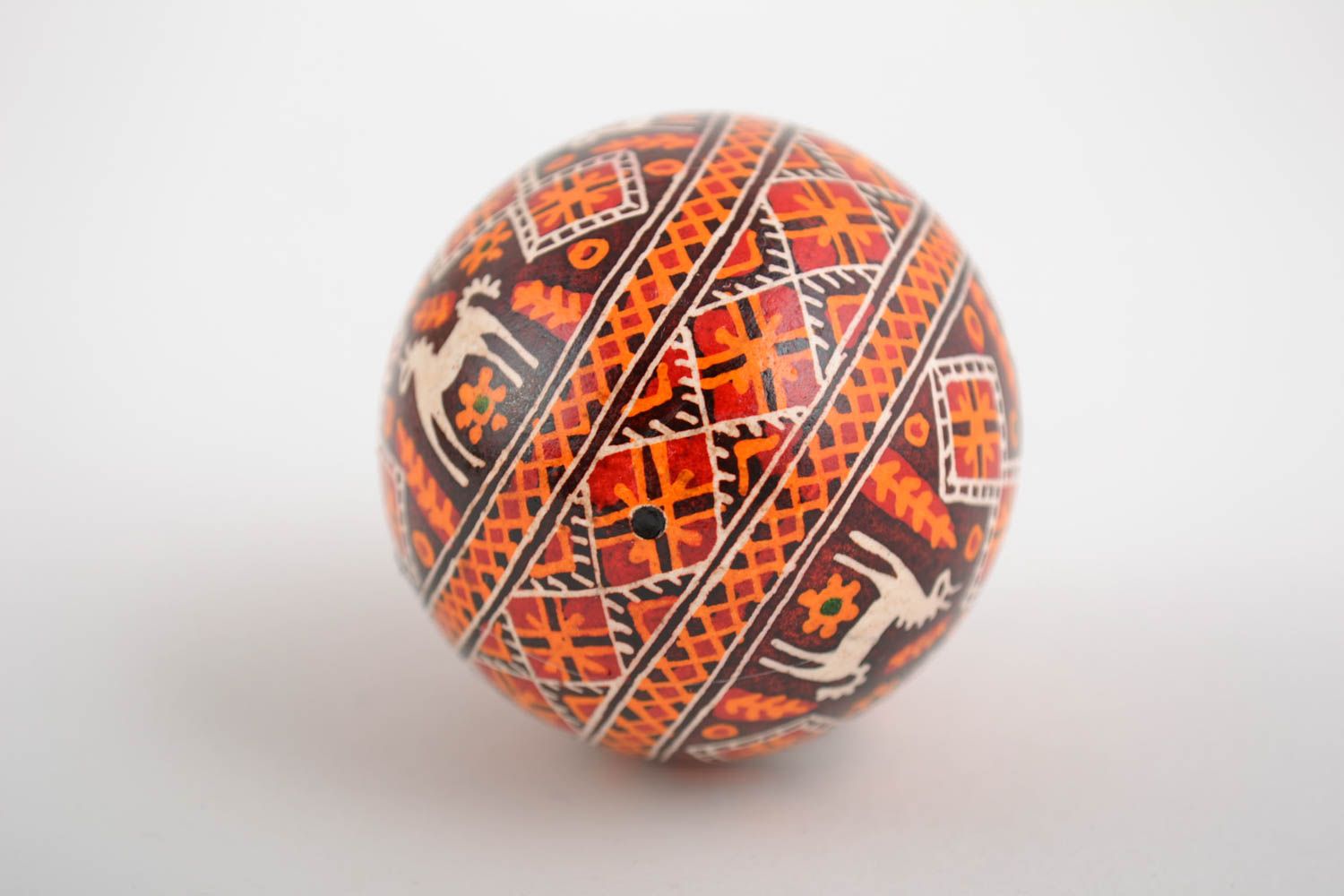 Huevo de Pascua pintado con arcílicos artesanal bonito rojo souvenir foto 5