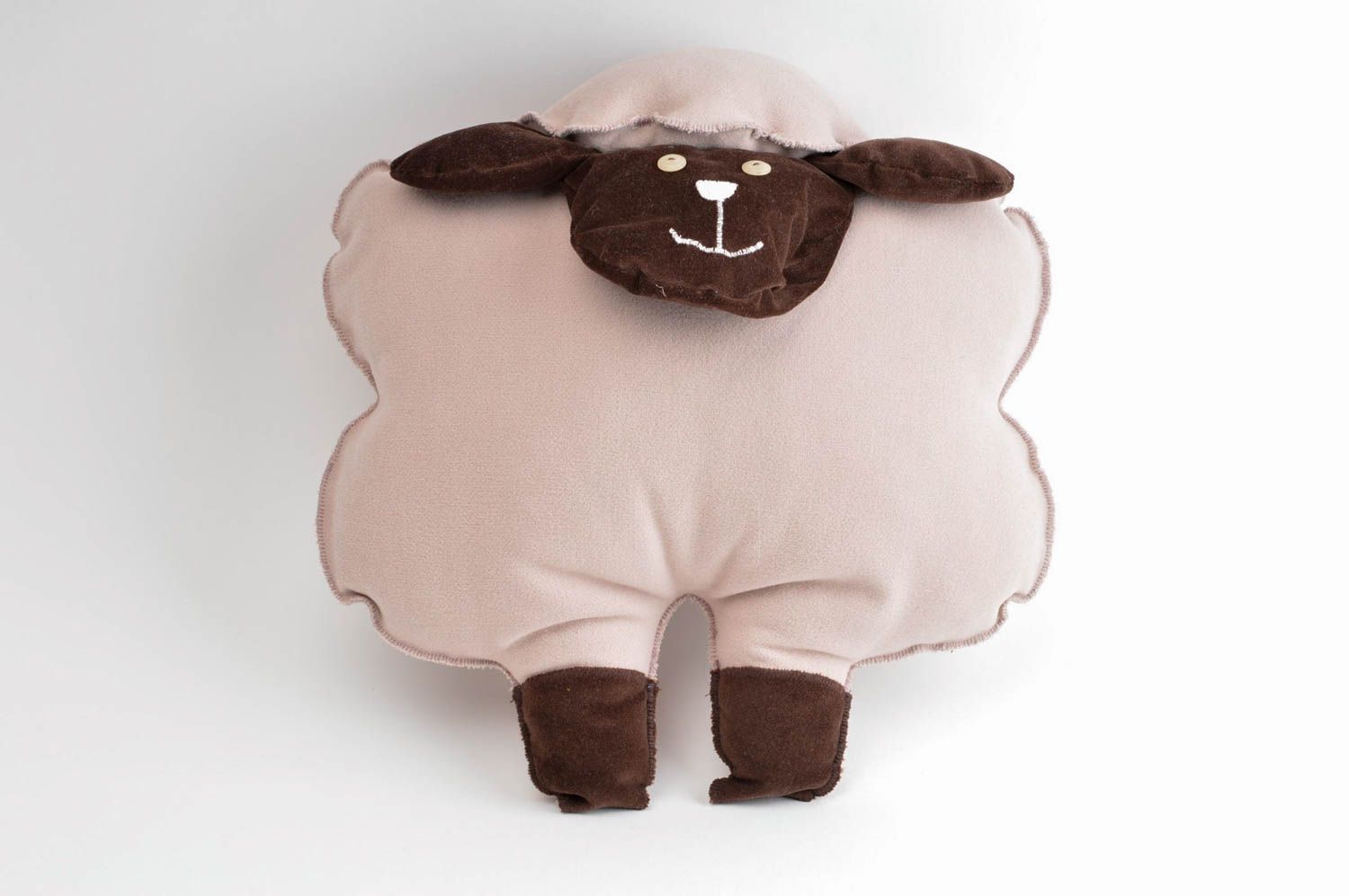 Игрушка подушка ручной работы детская игрушка диванная подушка овечка из ткани фото 3