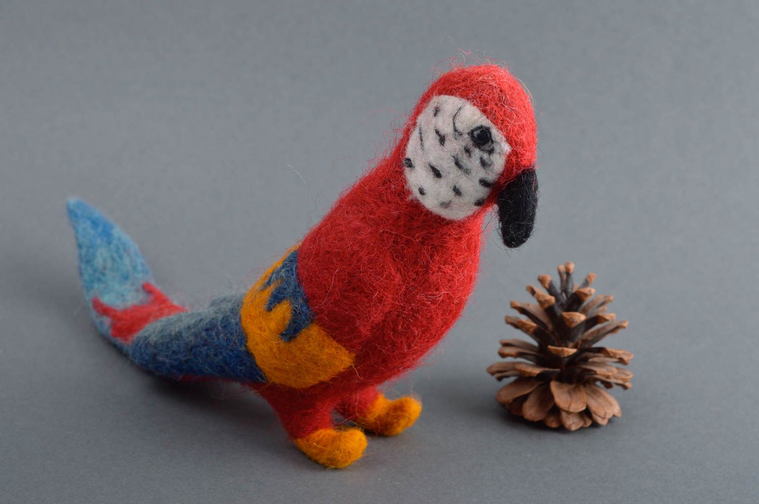 Peluche perroquet rouge Jouet fait main en laine feutrée Cadeau pour enfant photo 1