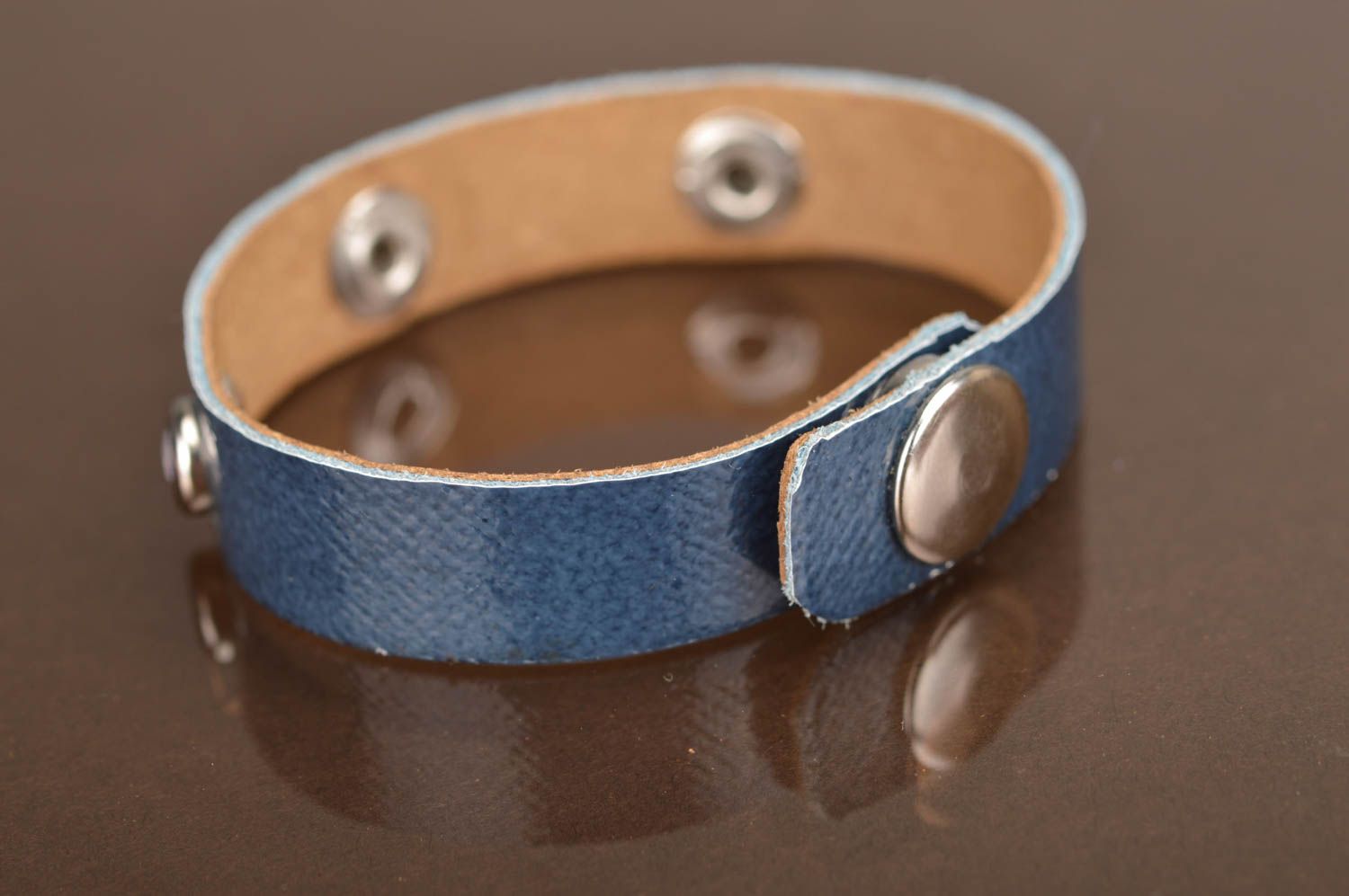 Bracelet fin en cuir naturel bleu fait main avec strass à bouton de pression photo 5