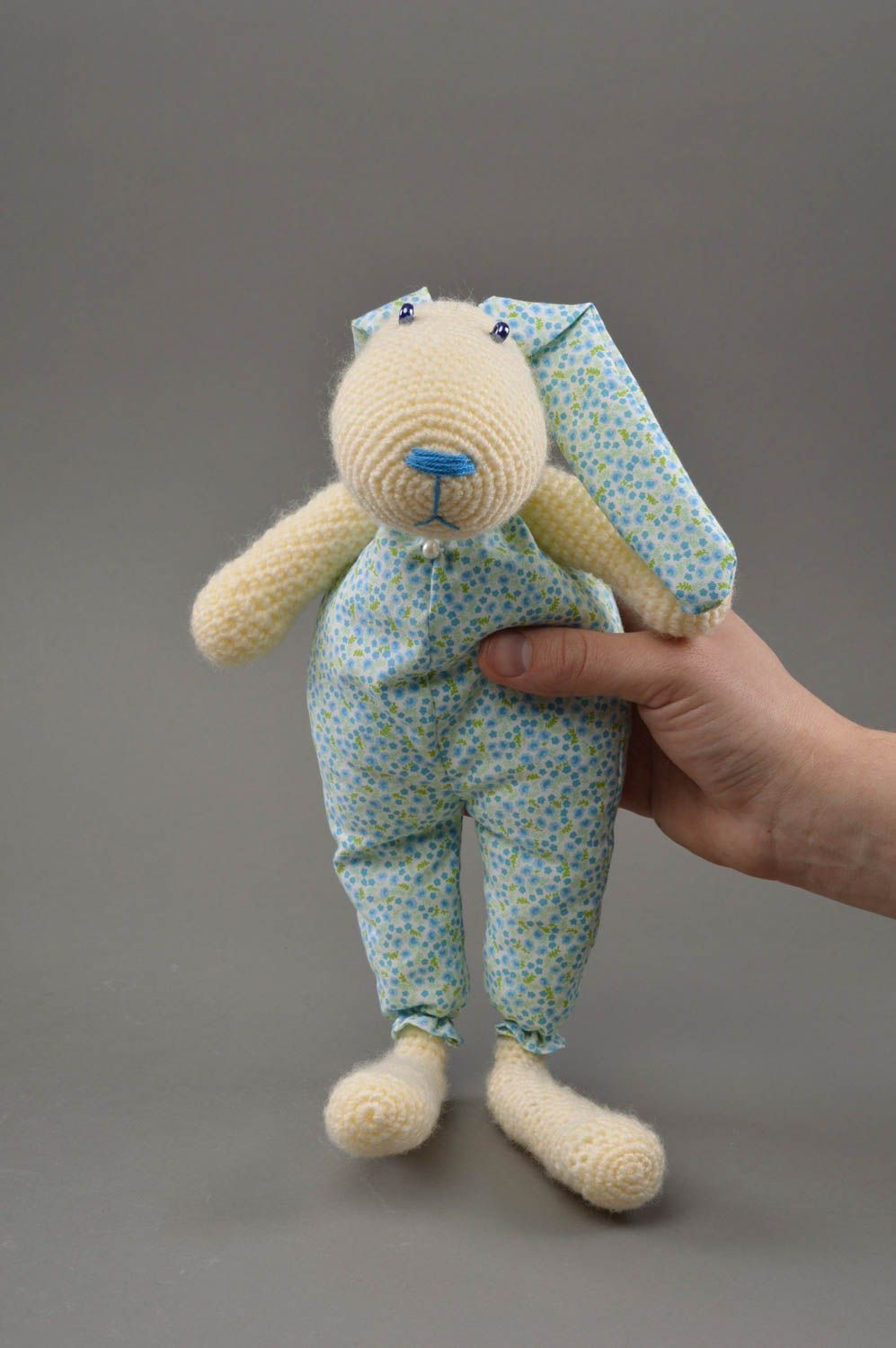 Мягкая игрушка ручной работы зайчонок в голубом костюме небольшой красивый фото 4