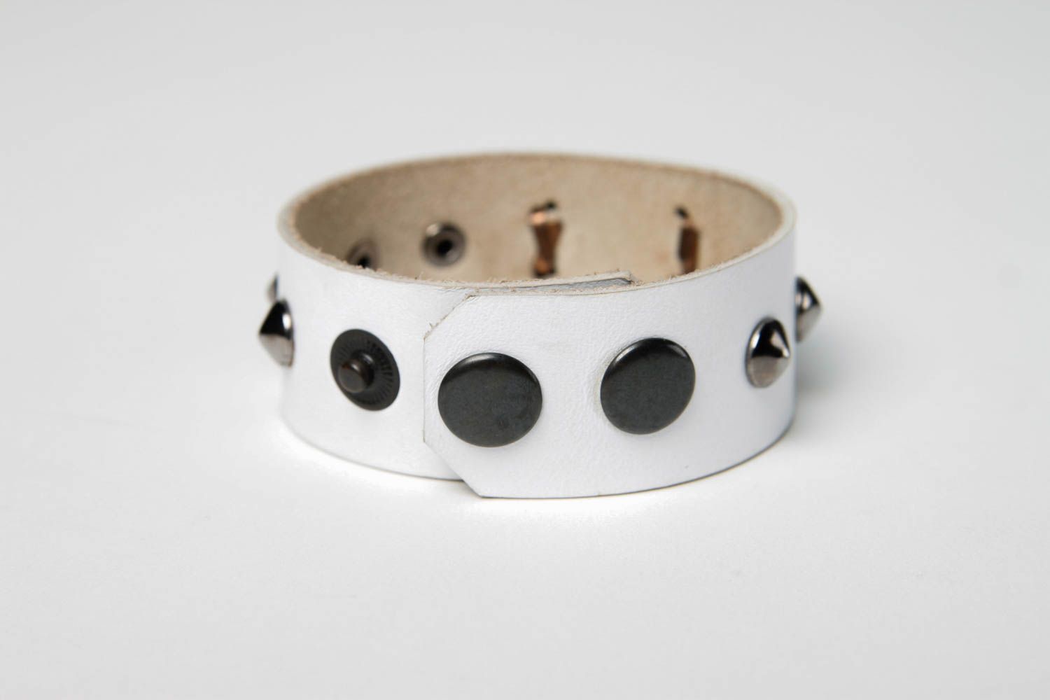 Bracelet cuir naturel Bracelet fait main blanc rivets en métal Cadeau original photo 5