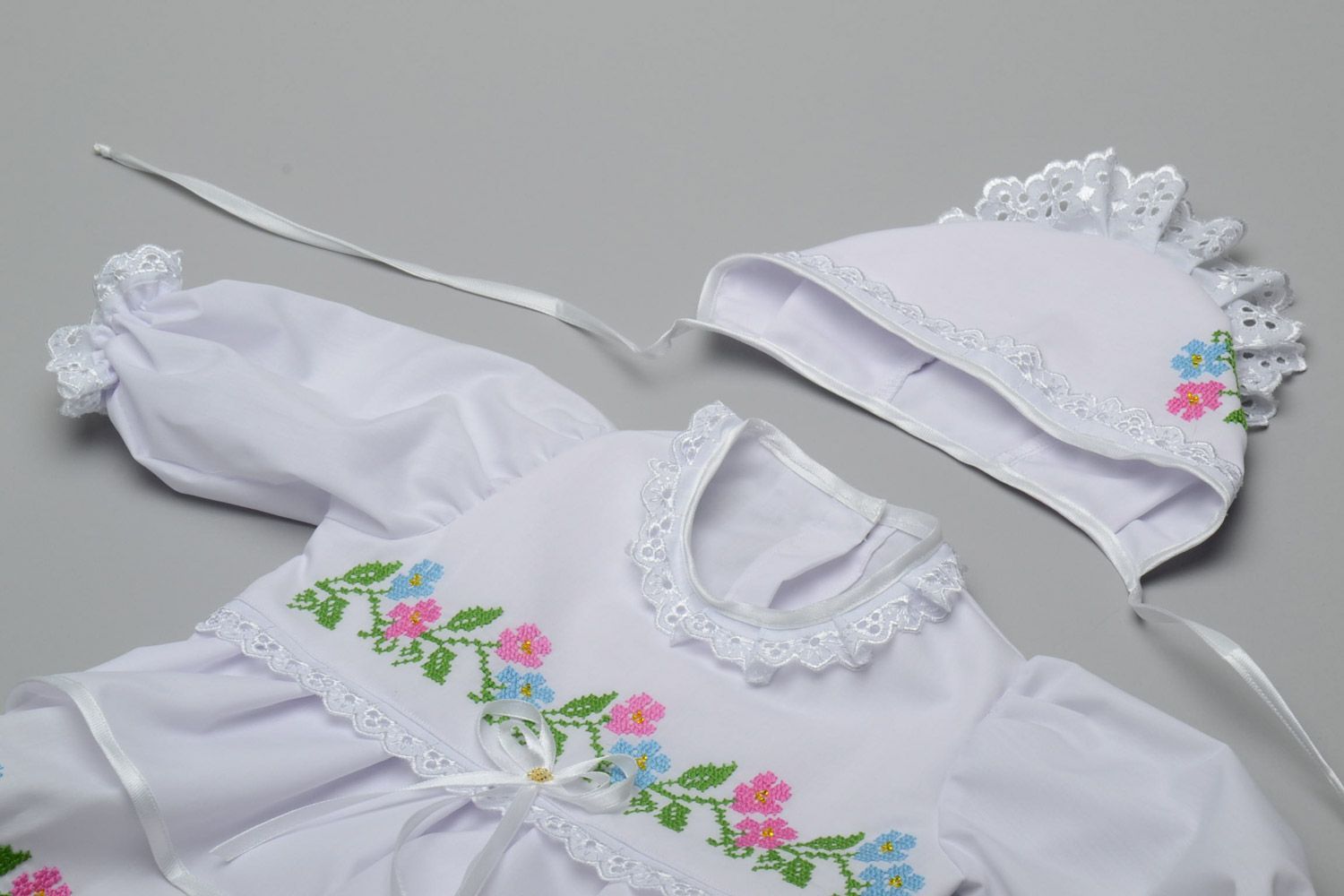 Нежный комплект одежды для девочки платье панталоны пинетки и чепчик ручной работы фото 4