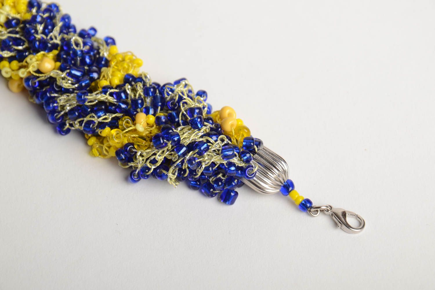 Широкий браслет из бисера ручной работы плетеный крючком синий с желтым фото 5