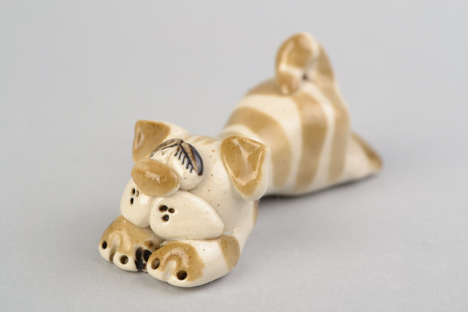 Figurine en céramique miniature peinte de glaçure en forme de chat faite main photo 1