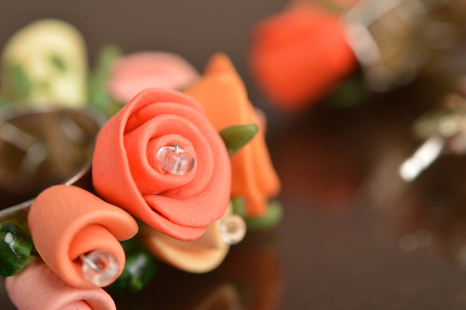 Boucles d'oreilles en pâte polymère originales faites main avec fleurs orange photo 3