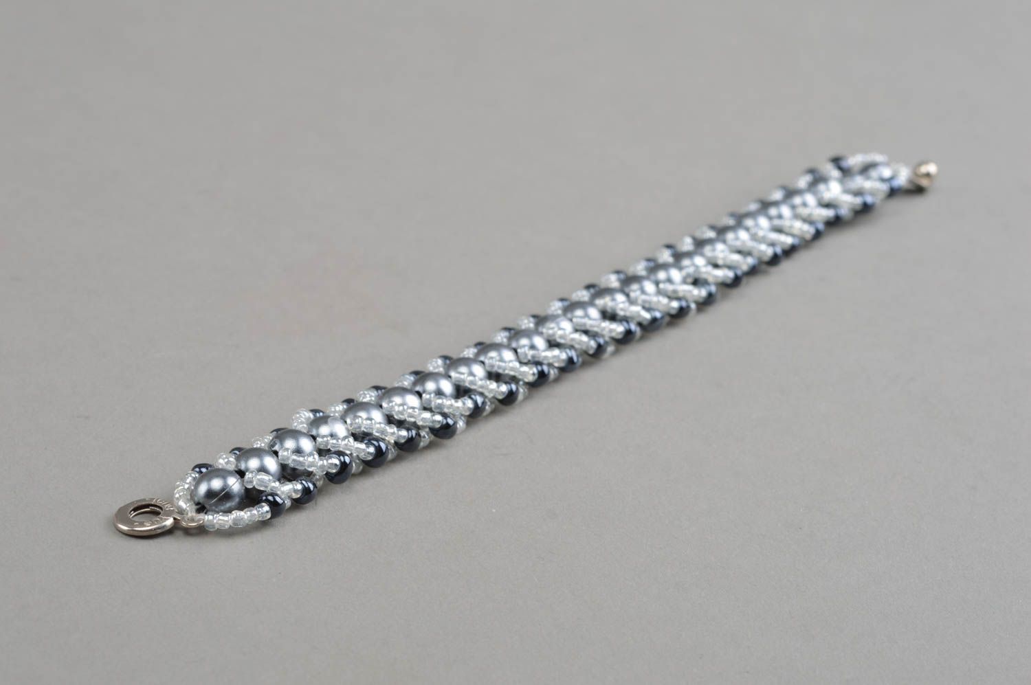 Bracelet en perles de rocaille fait main couleur d'argent bijou fin pour femme photo 3