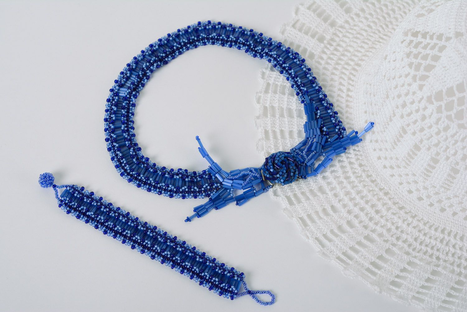 Комплект украшений из бисера браслет и колье ручной работы для женщин синие красивые фото 1