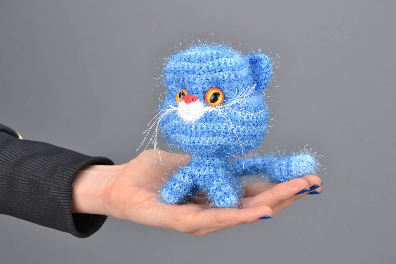 Peluche tricotée à la main Chat bleu rayé photo 2