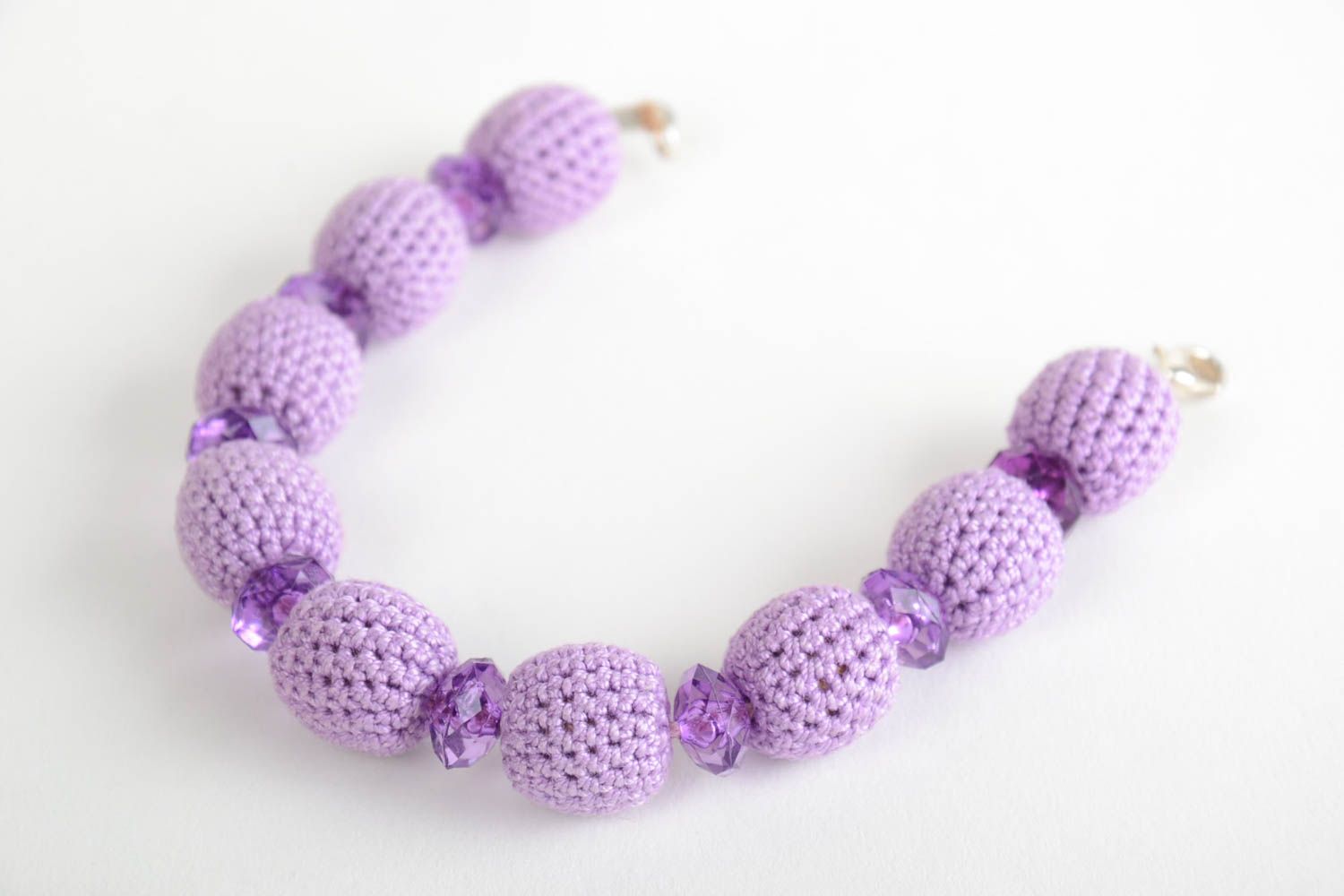 Bracelet mauve en perles recouvertes de fils en coton fait main au crochet photo 4