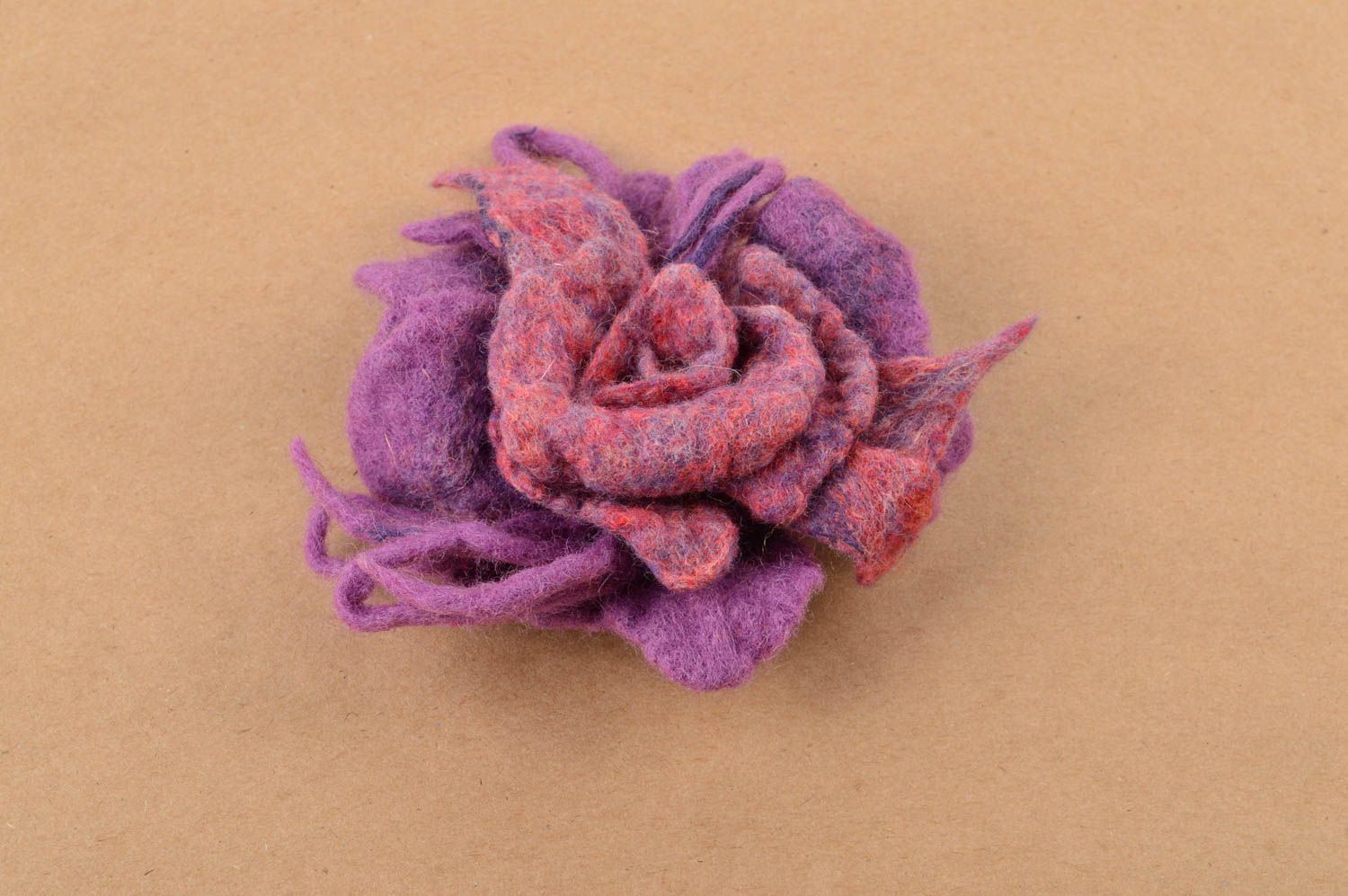 Broche fleur mauve Bijou fait main Accessoire femme laine feutrée design photo 5