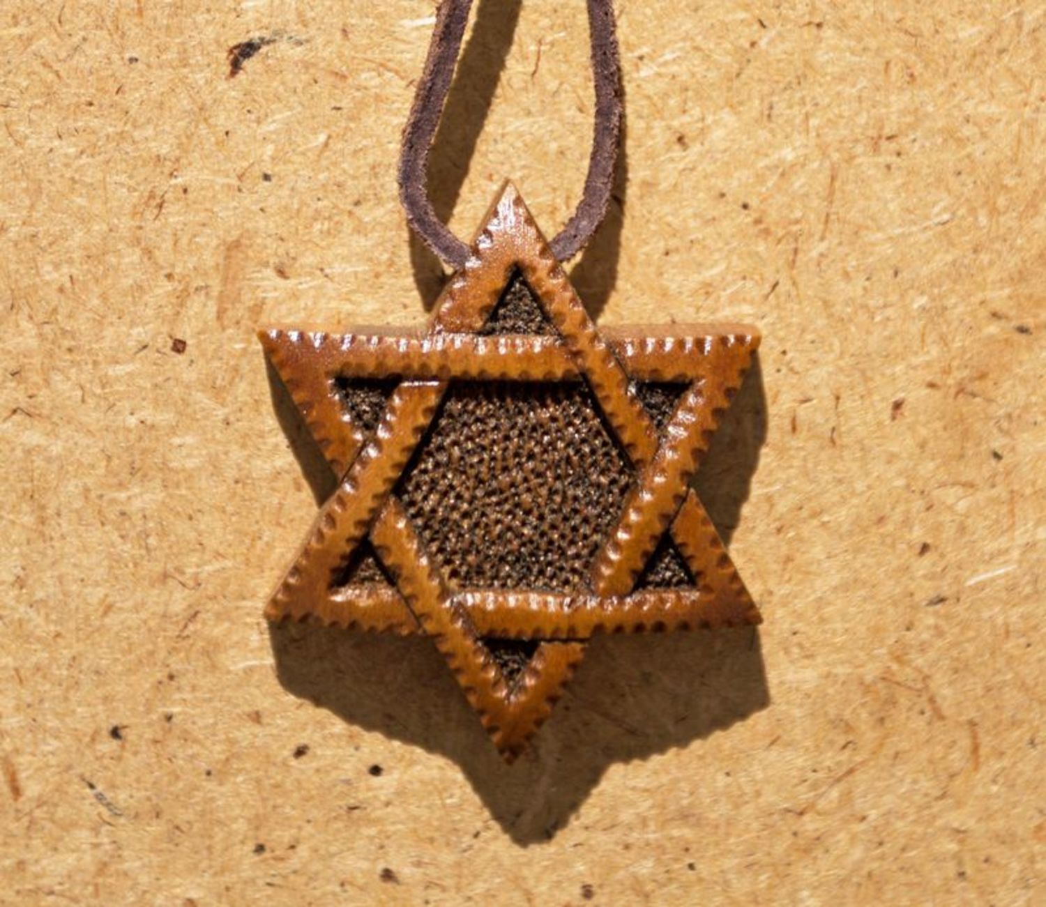 La stella di Davide sul laccio di cuoio Croce di legno da collo fatta a mano  foto 1