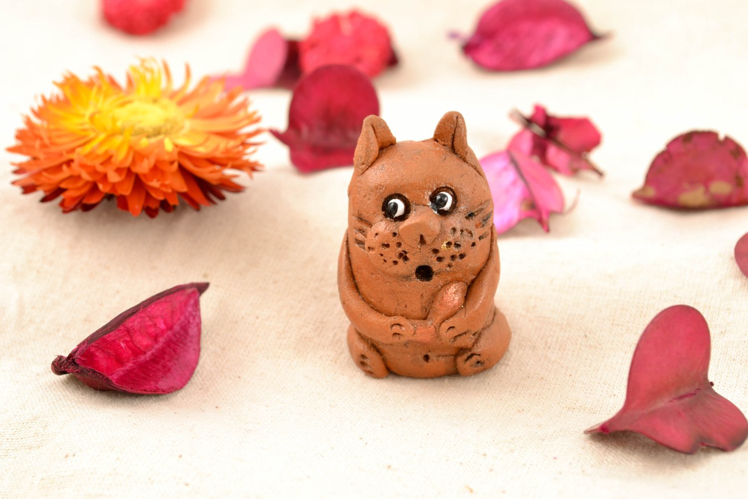 Statuina fatta a mano figurina di gattino in ceramica souvenir di terracotta foto 2
