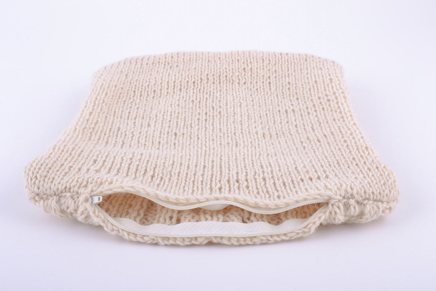 Funda para almohada artesanal pequeña beige tejida con agujas de lana mezclada foto 4