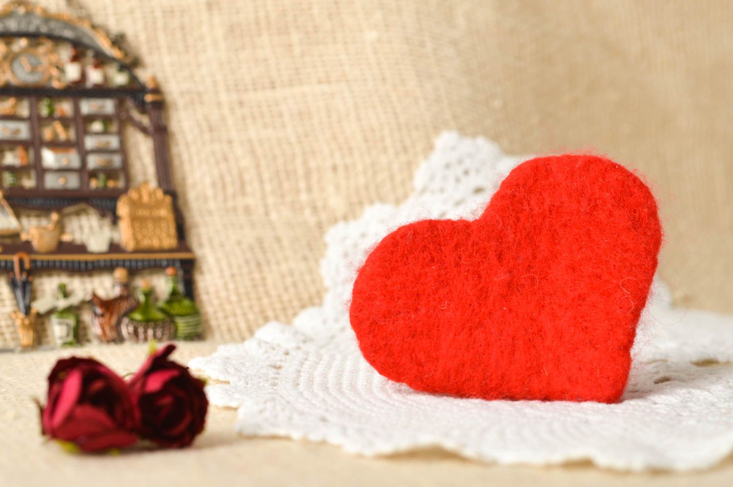 Broche coeur rouge Bijou fait main en laine feutrée Cadeau femme original photo 1