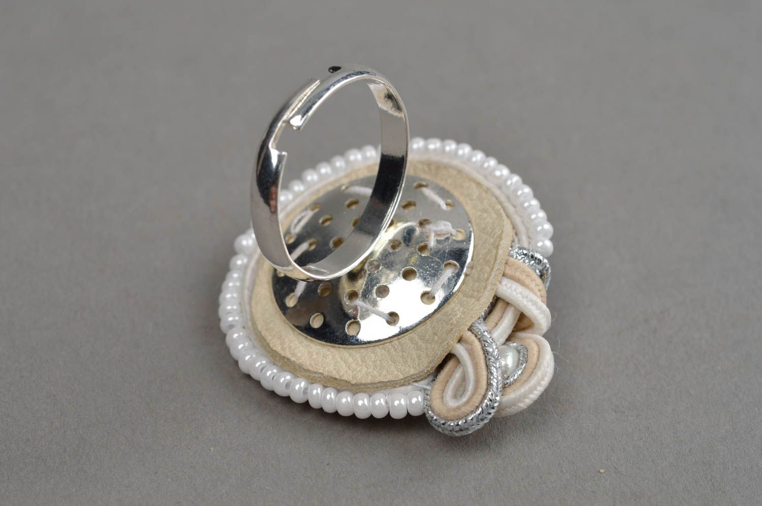 Schöner origineller feiner handgemachter Ring aus Soutache mit Kristallsteinen foto 3