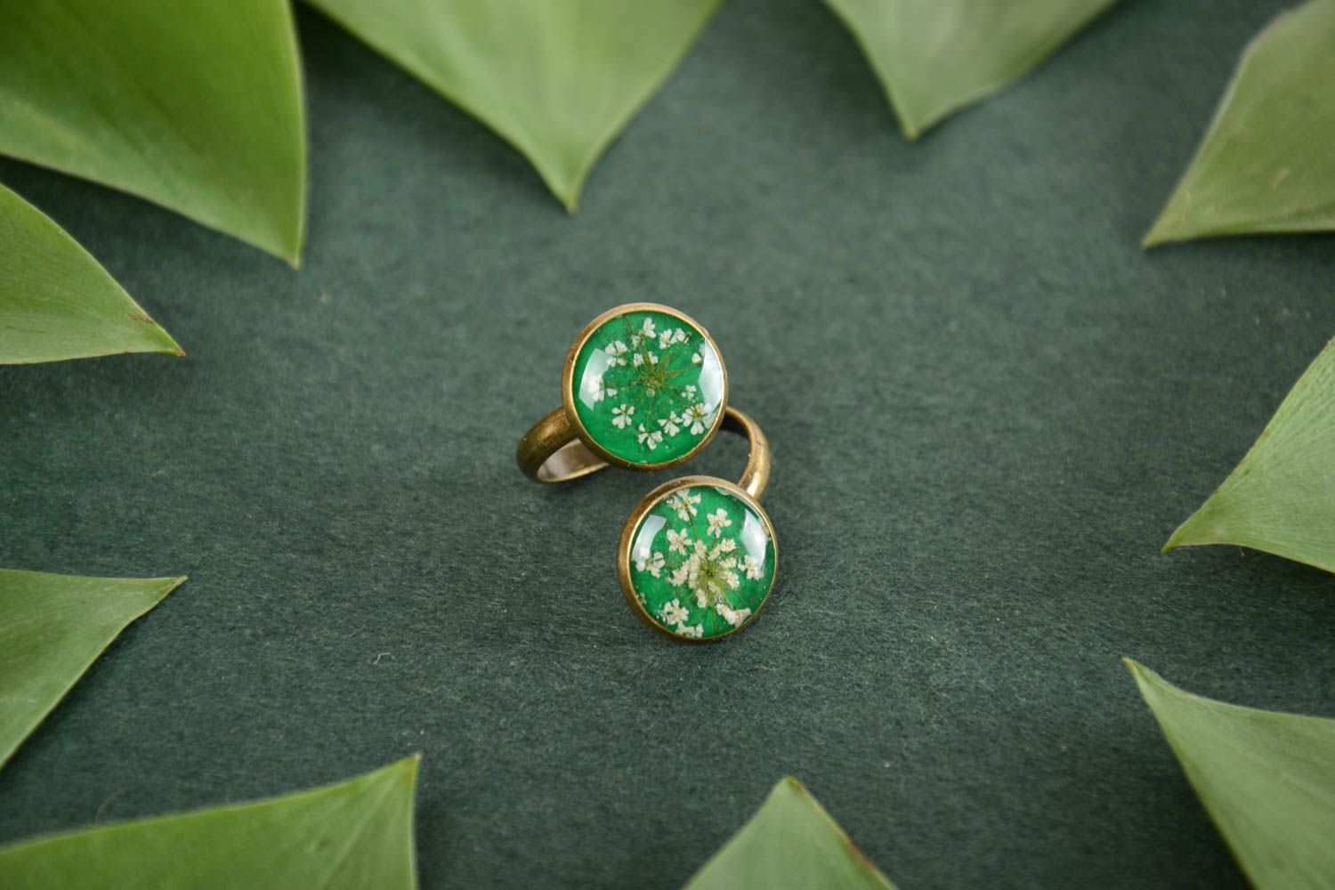 Перстень с сухоцветами в эпоксидной смоле зеленый оригинальный ручной работы фото 1