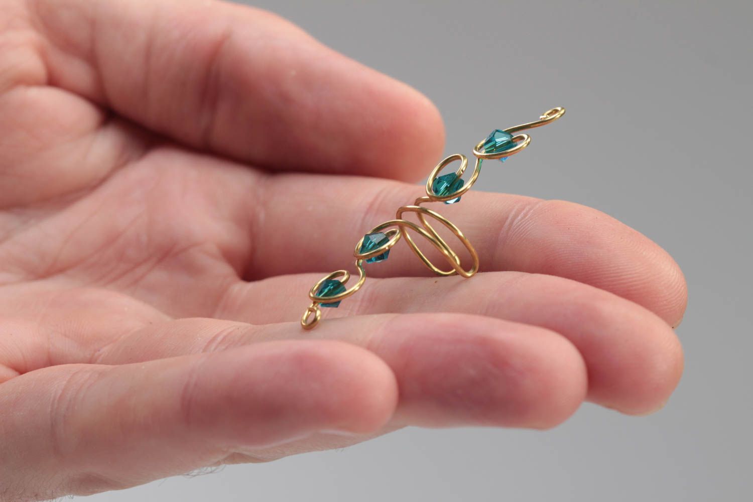 Boucle d'oreille ear cuff en métal avec perles de cristal bleues faite main photo 5
