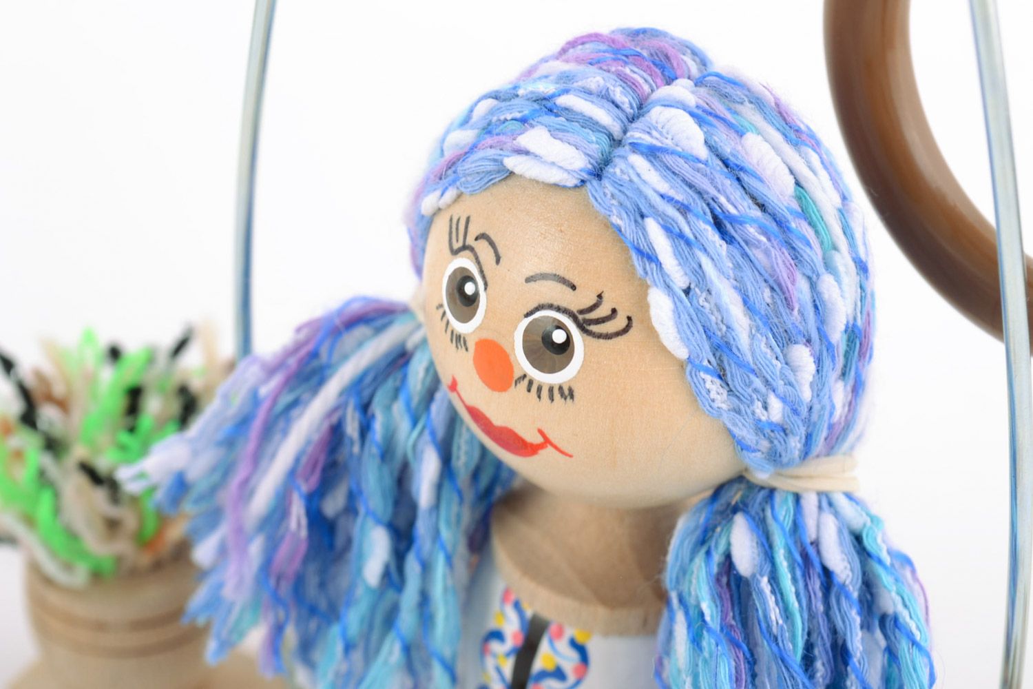 Деревянная эко игрушка кукла на лавочке ручной работы с росписью подвесная хенд мэйд фото 2