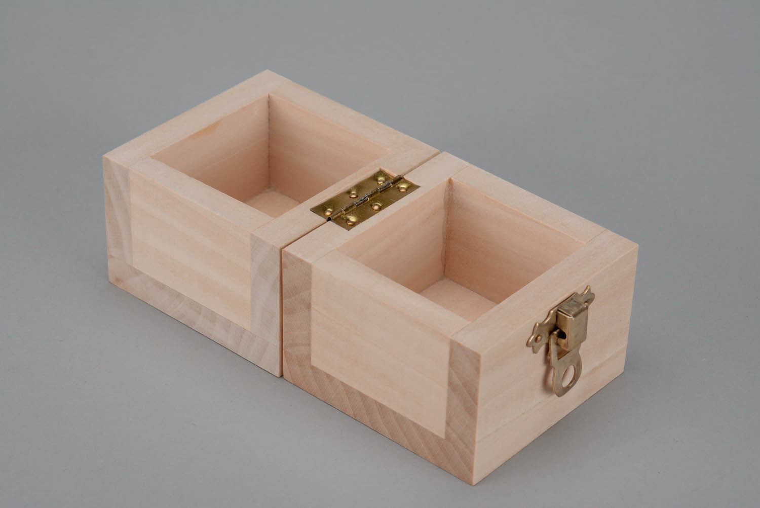 Square blank box with latch photo 1